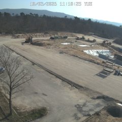 Großbaustelle mit großem Sandhügel und Baggern