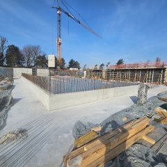 Betonplatte mit Kran im Hintergrund