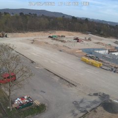 Großbaustelle mit Sandhügel im Hintergrund und Bodenplatte