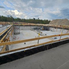 Großbaustelle mit Betonplatte und Sandhügel