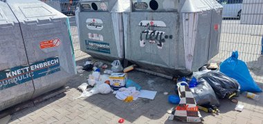 Neue Schilder gegen illegale Müllentsorgung in Pfungstadt Container für Altglas und wild abgelagertem Müll