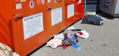 Neue Schilder gegen illegale Müllentsorgung in Pfungstadt Container für Altkleider und wild abgelagertem Müll