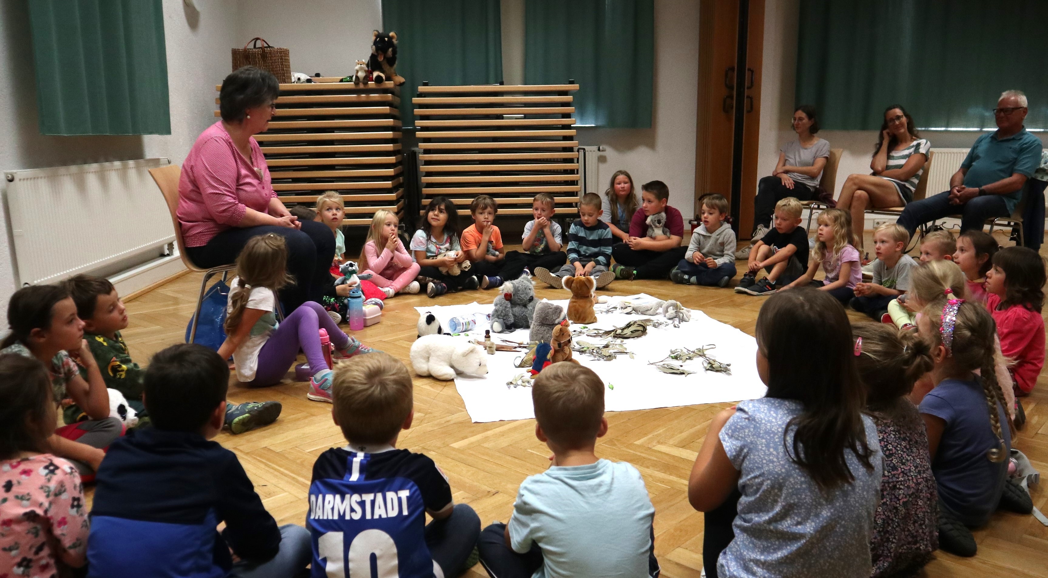 Eine Gruppe Kinder sitzt im Kreis