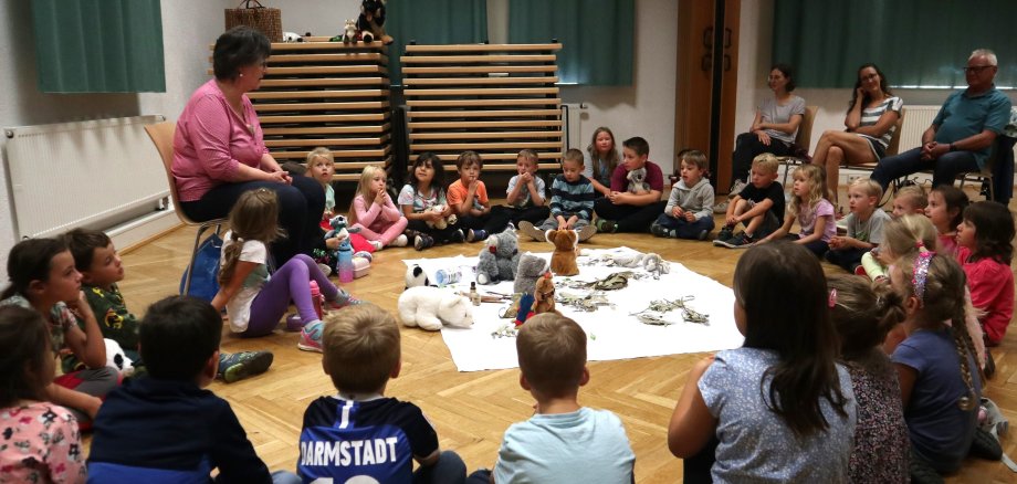 Eine Gruppe Kinder sitzt im Kreis