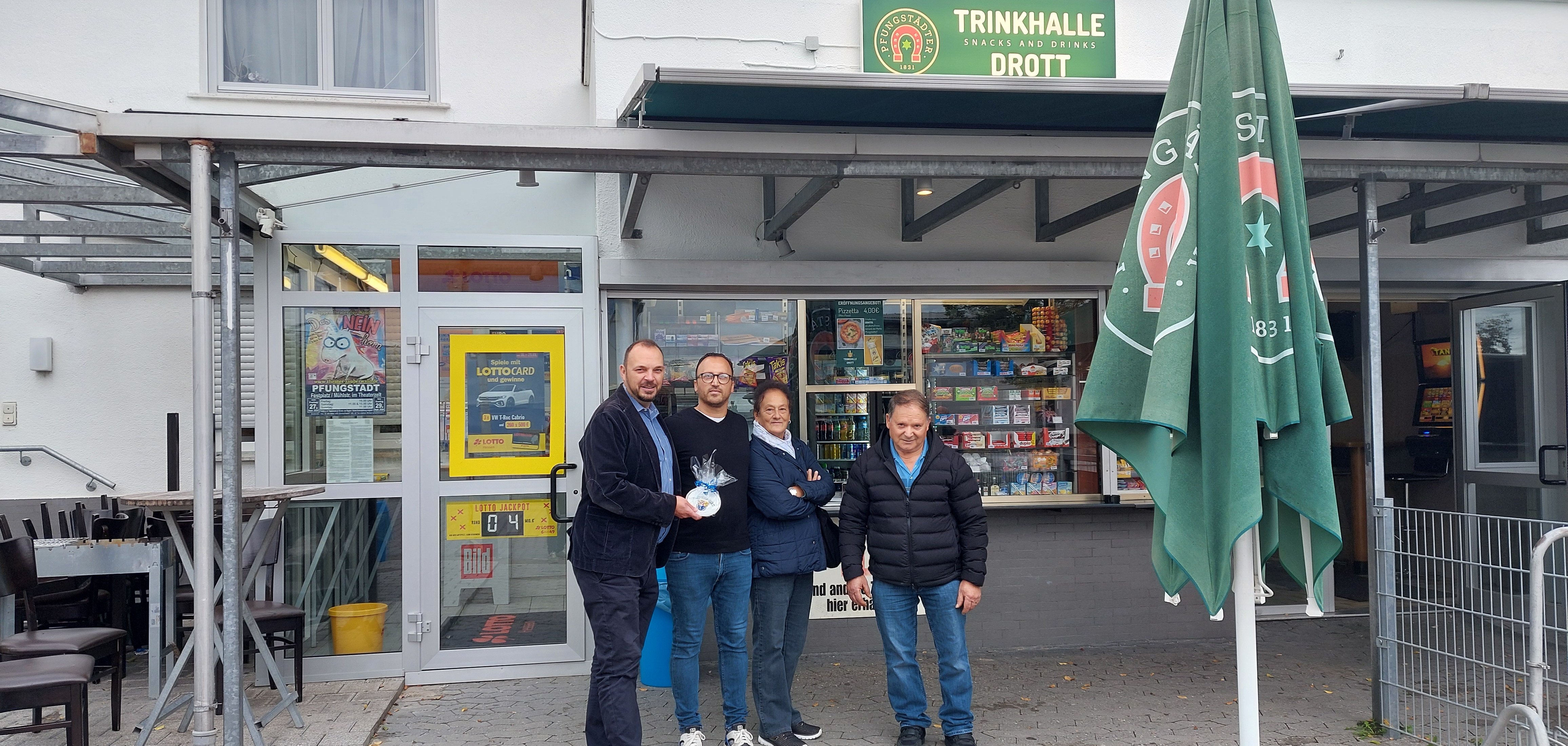 Gruppenfoto mit Bürgermeister und Inhabern