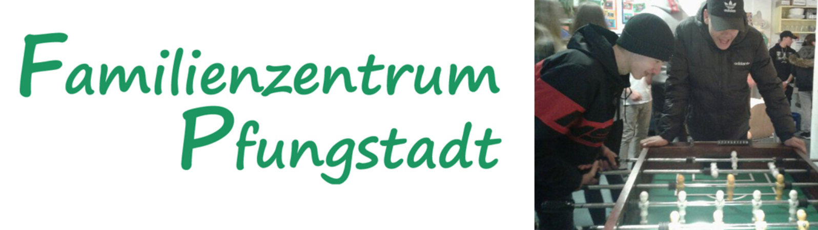 Jungen spielen Tischfußball