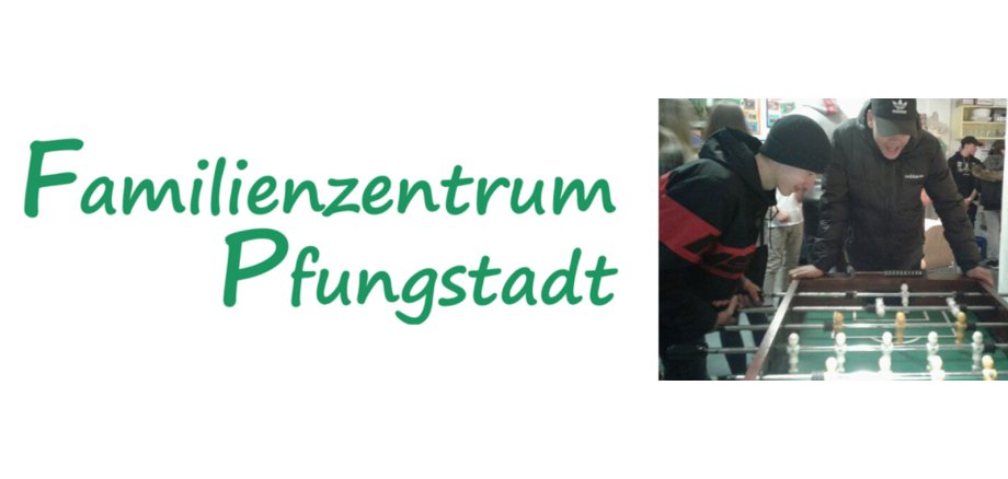 Jungen spielen Tischfußball