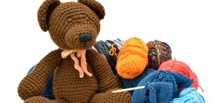 Teddy aus Wolle und bunte Wollknaeul