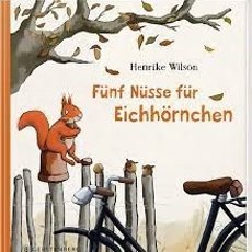 Ein Eichhörnchen sitzt auf einem Zaun