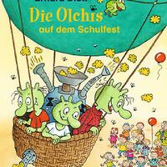 Drei Olchis und eine Popcorn-Maschine in einem Korb an einem grünen Heißluftballon