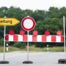 Abgesperrte Straße mit Bake und Umleitungsschild