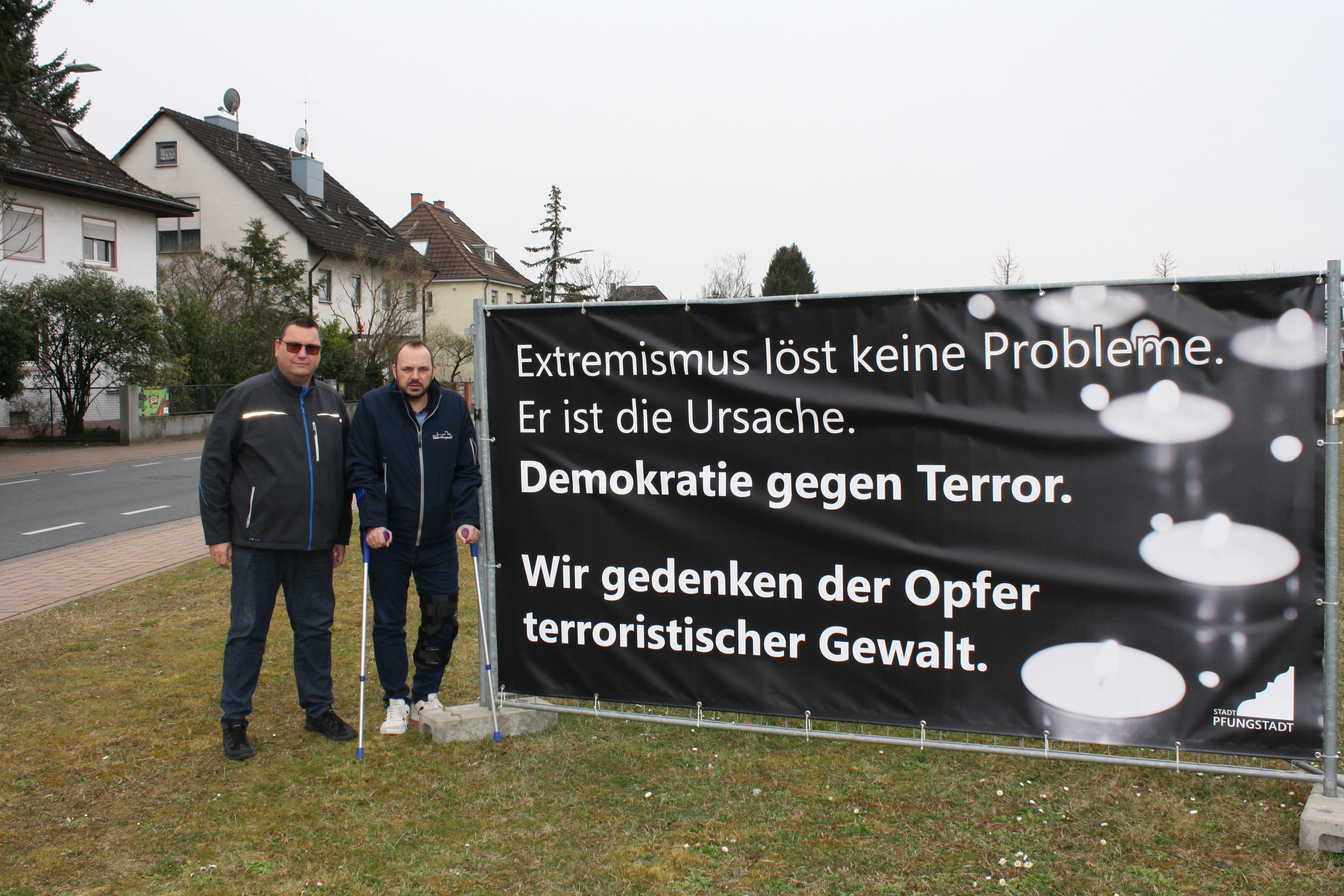 Oliver Hegemann und Patrick Koch vor dem Banner