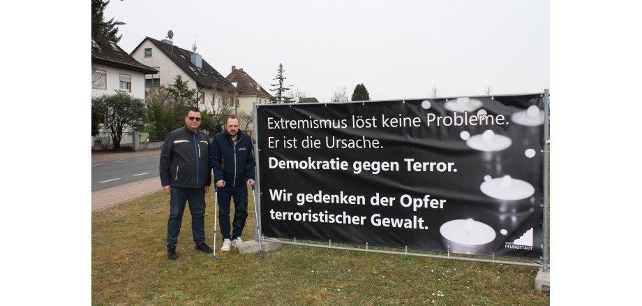 Oliver Hegemann und Patrick Koch vor dem Banner