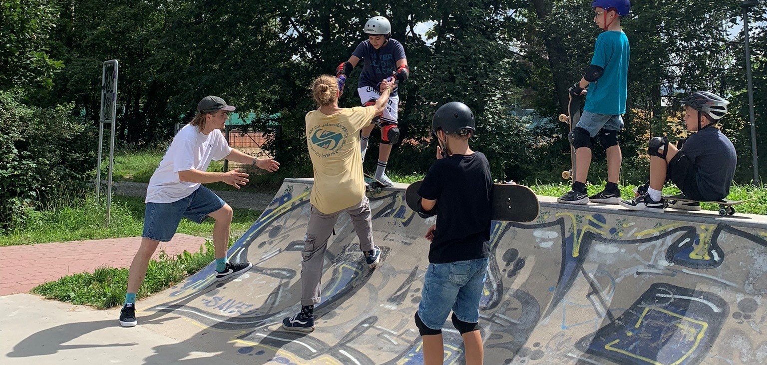Jugendliche auf dem Skateboard in einer Skateanlage