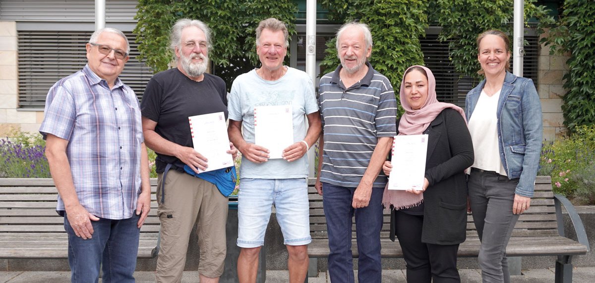 Gruppenbild mit Frauen und Männern mi Urkunden in der Hand