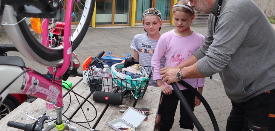 Menschen am Tisch reparieren Gegenstände