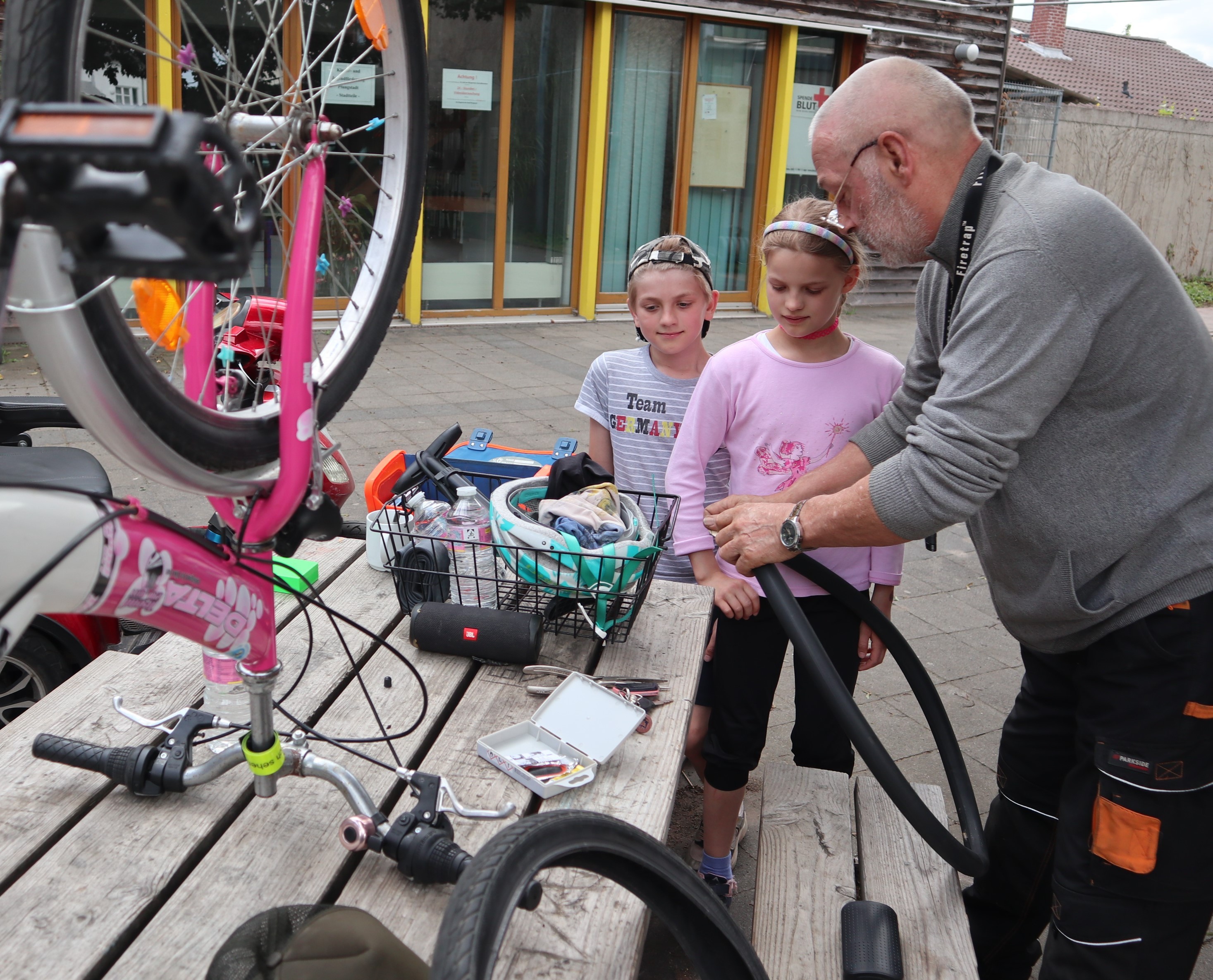 Menschen am Tisch reparieren Gegenstände