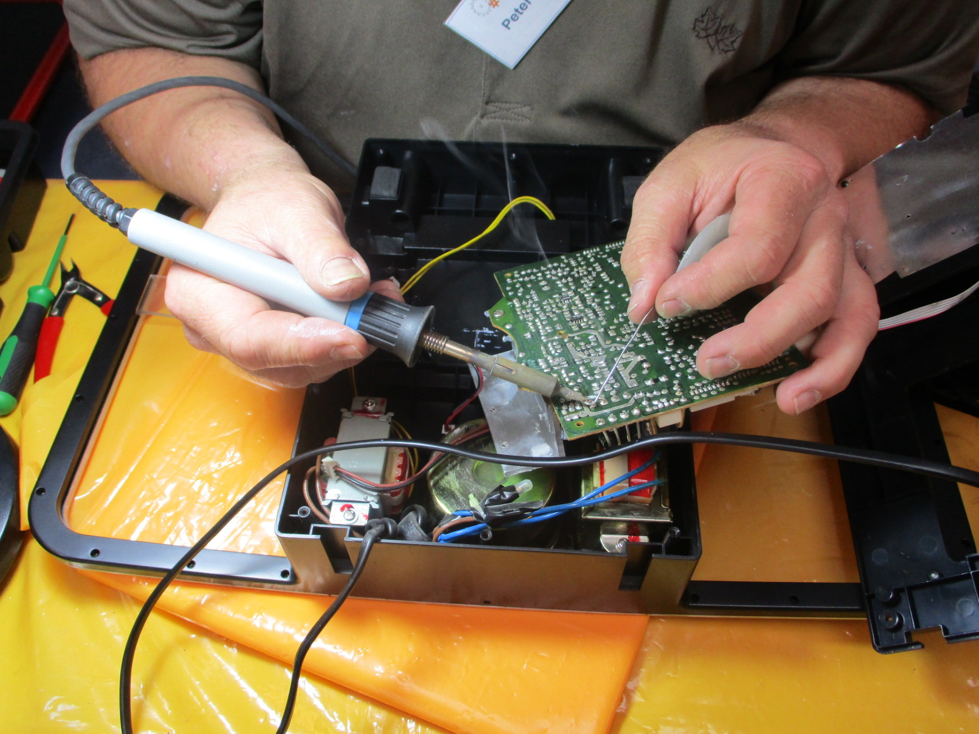 Reparieren im Repair-Café in Pfungstadt-Eschollbrücken-3 Reparatur einer Platine