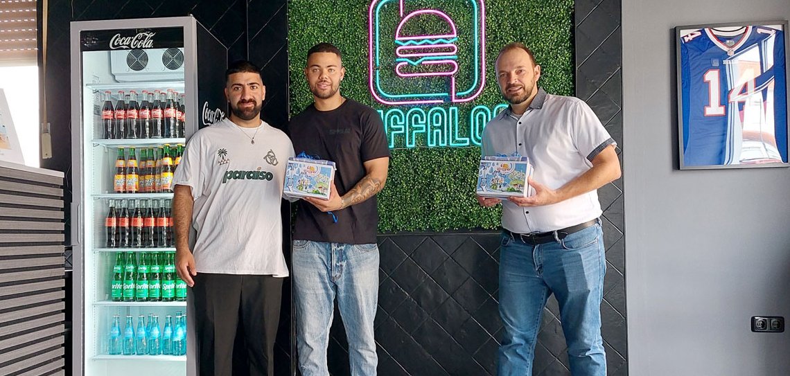 Gruppenbild in einem Restaurant mit drei Männern