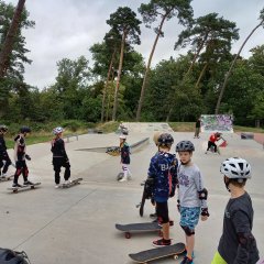 Kinder fahren Skateboard
