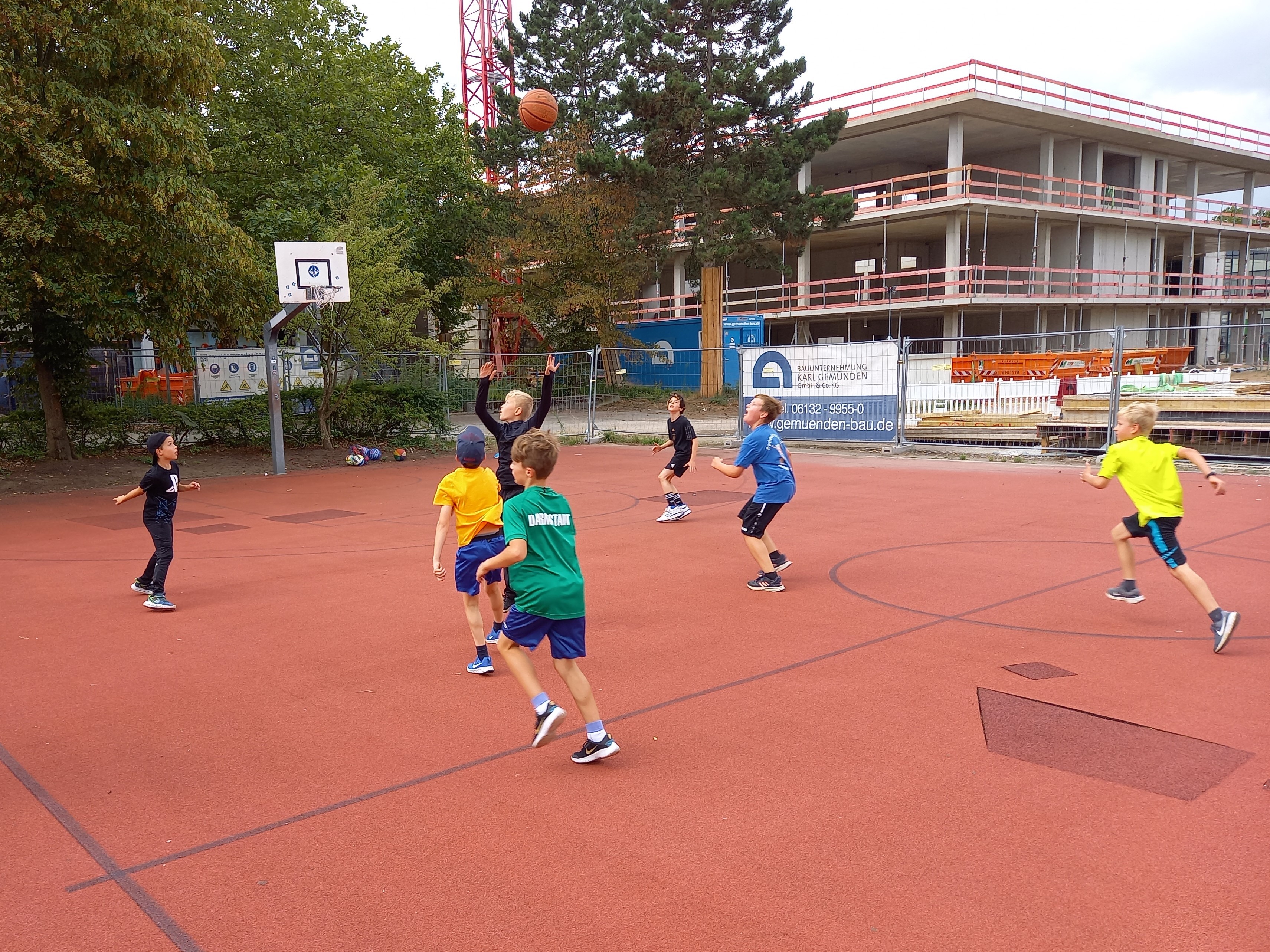 Kinder spielen Basketball