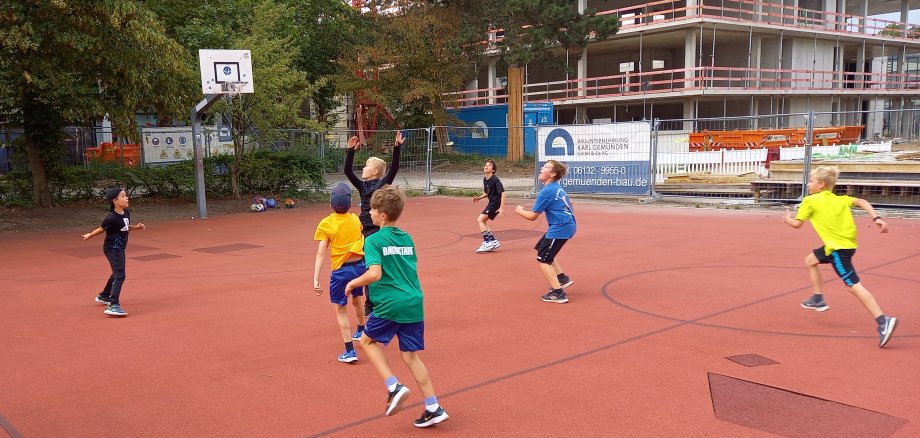 Kinder spielen Basketball