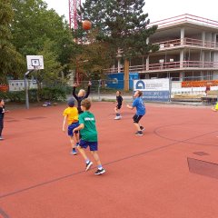 Kinder spielen Basketball