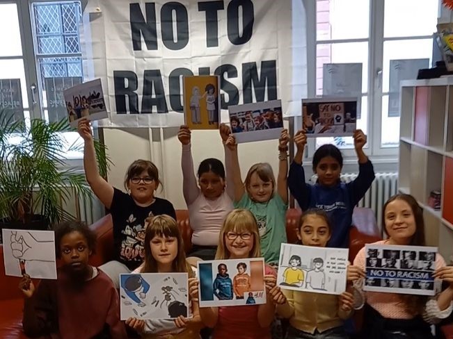 Jugendliche mit Mottoschildern