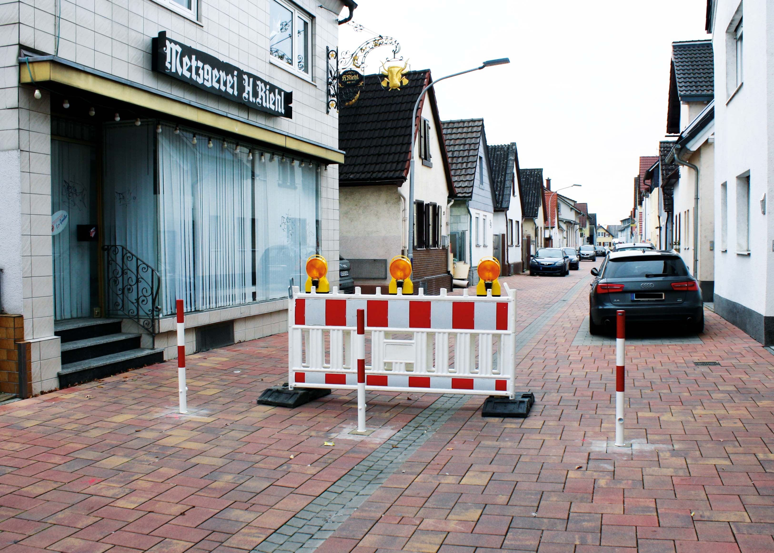 Rügnerstraße nun mit Absperrpfosten