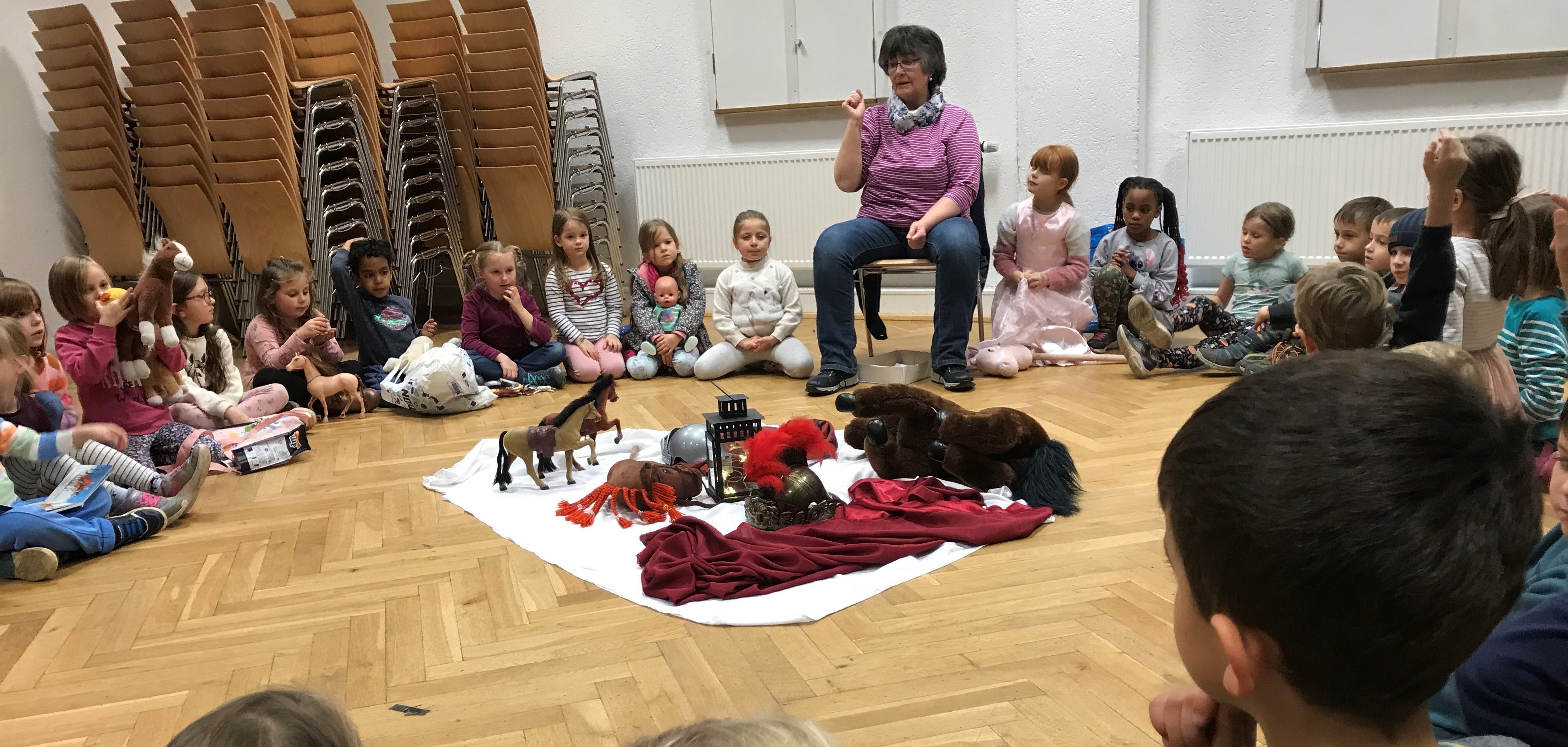 Kinder im Kreis, Frau in der Mitte