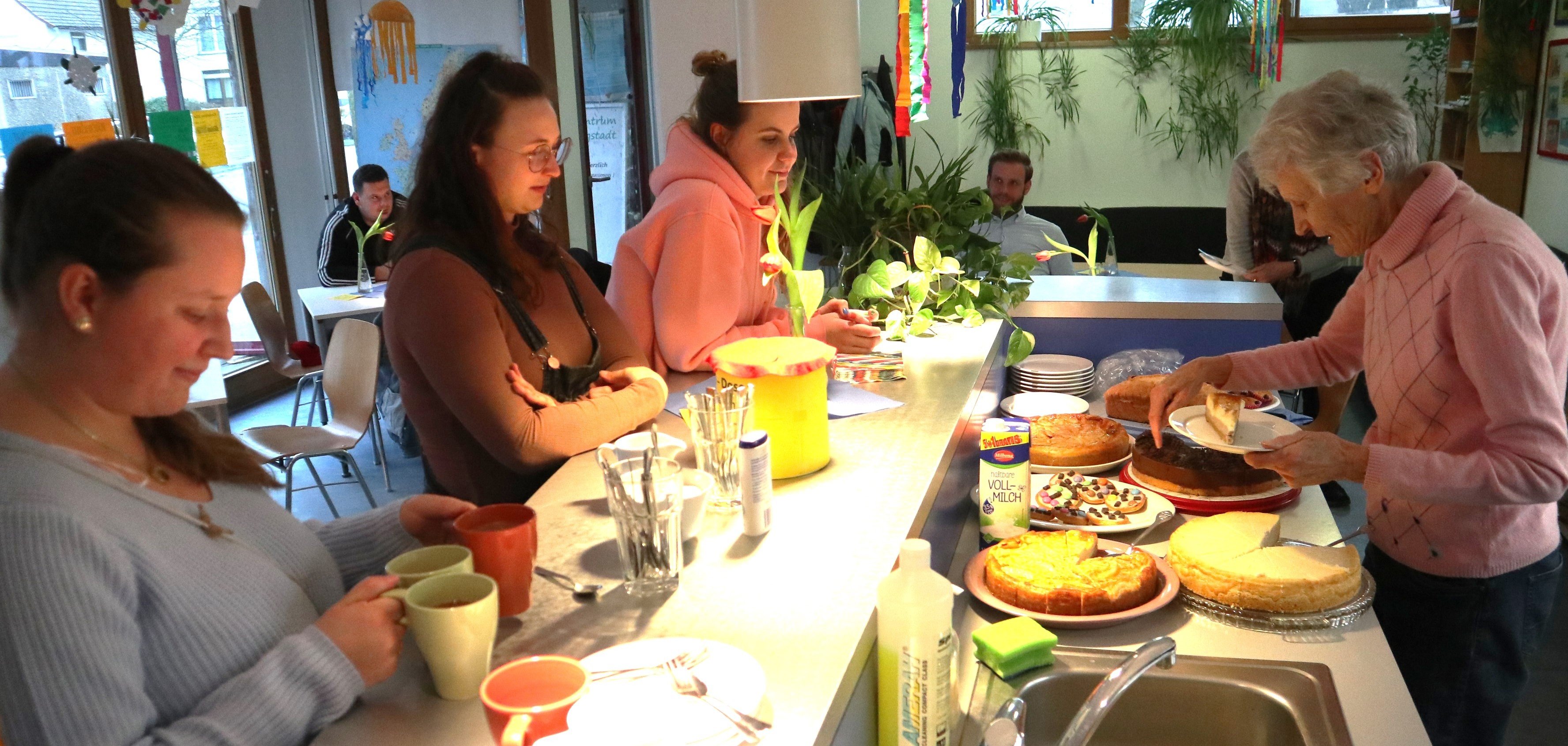 Cafe Klatsch Kuchentheke und Gäste