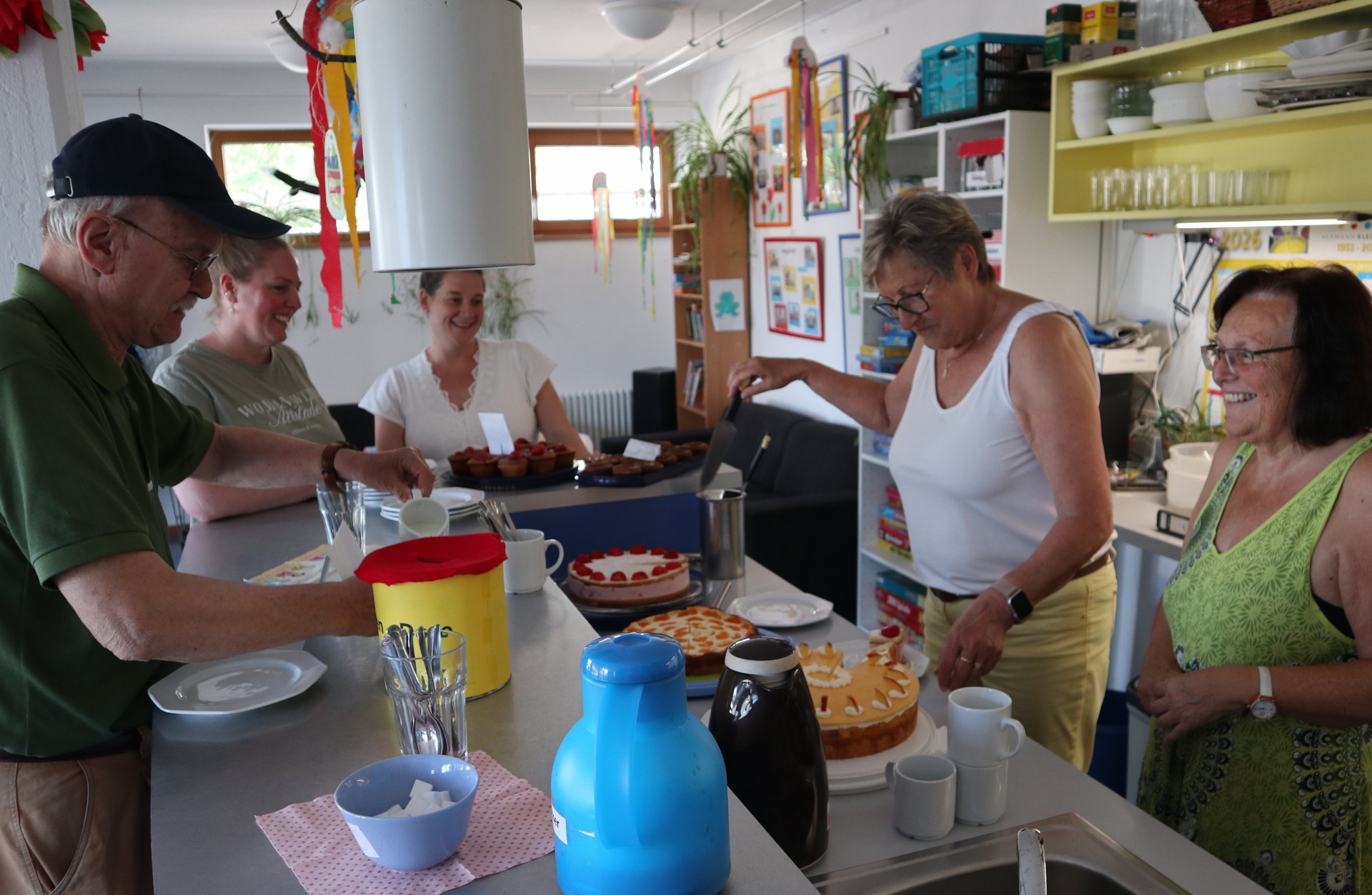 Café Klatsch und ein spannender Film im Kinderkino im Familienzentrum Pfungstadt Zwei Frauen und ein Mann warten auf die Ausgabe von Kaffee und Kuchen.