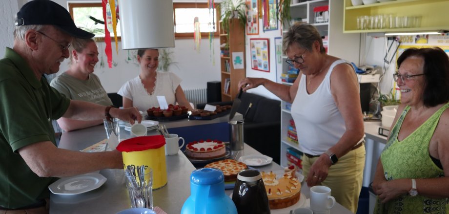 Café Klatsch und ein spannender Film im Kinderkino im Familienzentrum Pfungstadt Zwei Frauen und ein Mann warten auf die Ausgabe von Kaffee und Kuchen.