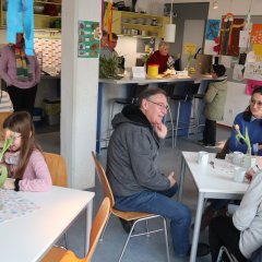 Erwachsene am Tisch bei Cafe und Kuchen
