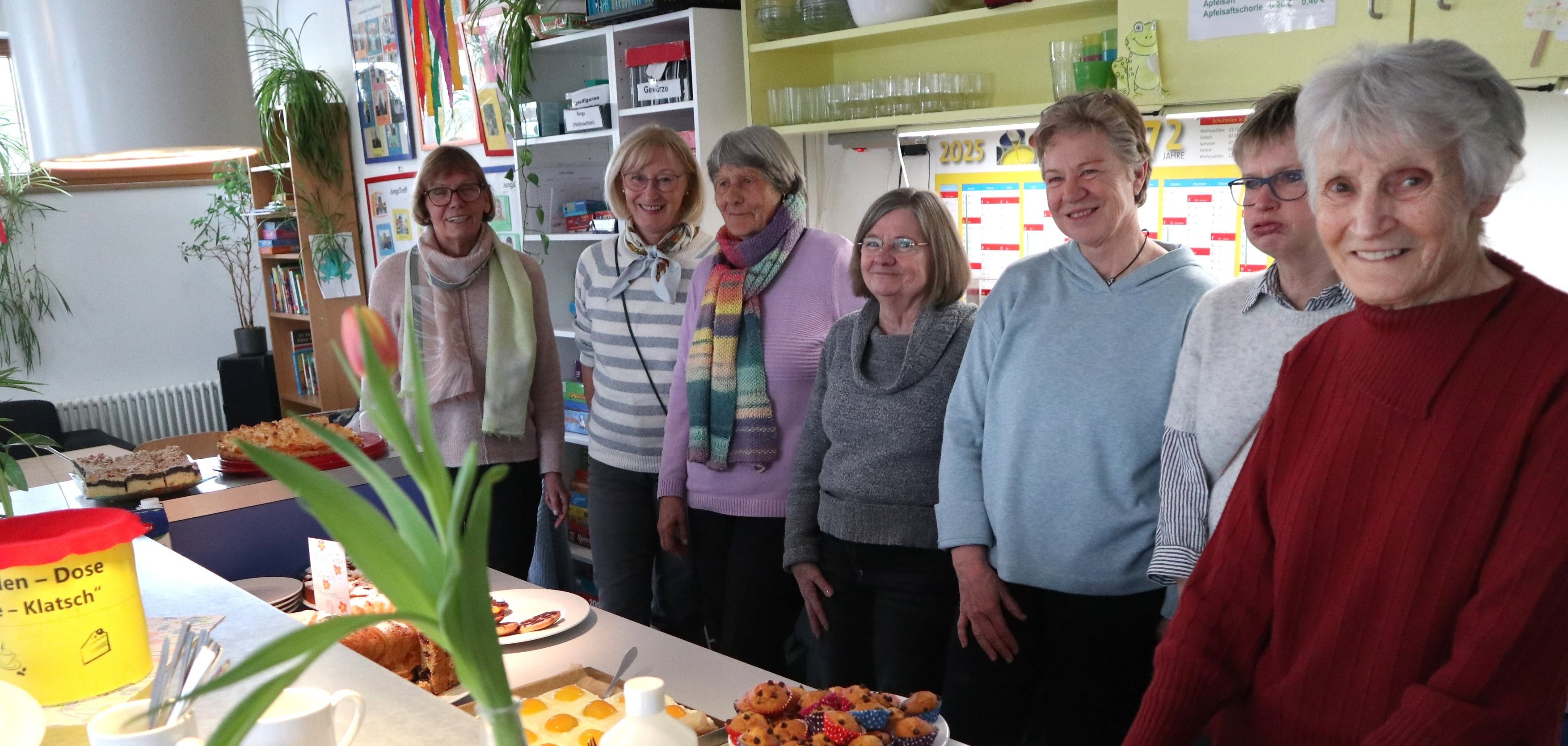 Seniorinnen an einer Kuchen-Theke