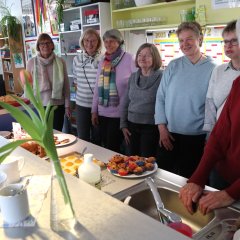Seniorinnen an einer Kuchen-Theke
