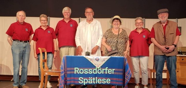 Theatergruppe mit Frauen und Männern
