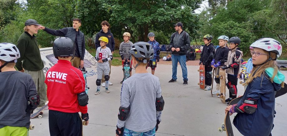 Kinder auf der Skateboardbahn