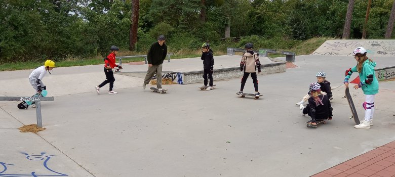 Kinder fahren Skateboard
