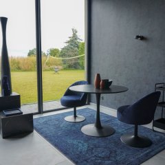 Wohnzimmer mit bodentiefen Fenster und Blick in den Garten
