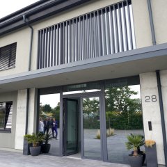 graues Haus (Smart Home ebork) mit großer Eingangstür