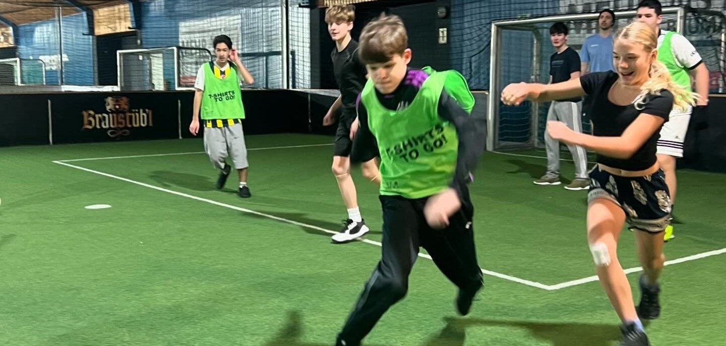 Mädchen und Junge spielen Fußball