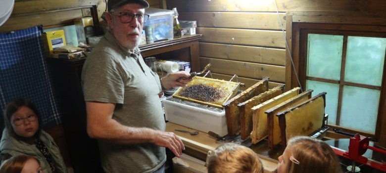 Sommerferienaktionen unter dem Motto „Hinter die Kulissen schauen“ in Pfungstadt und Umgebung Kinder besuchen den Imker Hans Oldag in Pfungstadt
