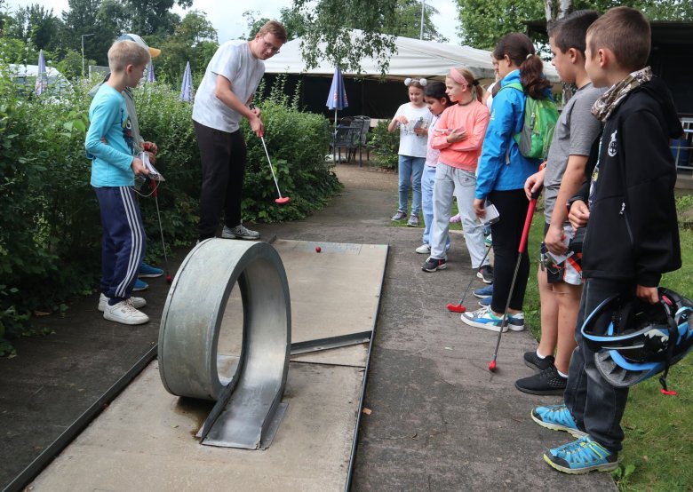 Sommerferienaktionen unter dem Motto „Hinter die Kulissen schauen“ in Pfungstadt und Umgebung Kinder spielen Minigolf beim TSV Pfungstadt