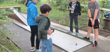 Sommerferienaktionen unter dem Motto „Hinter die Kulissen schauen“ in Pfungstadt und Umgebung Kinder spielen Minigolf beim TSV Pfungstadt