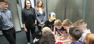 Sommerferienaktionen unter dem Motto „Hinter die Kulissen schauen“ in Pfungstadt und Umgebung Kinder besuchen die Sparkasse Pfungstadt