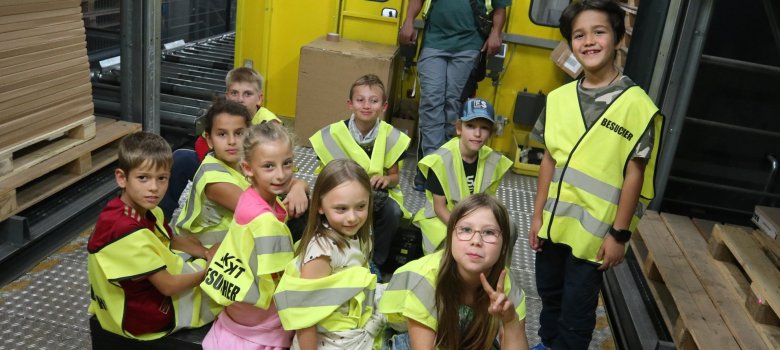 Sommerferienaktionen unter dem Motto „Hinter die Kulissen schauen“ in Pfungstadt und Umgebung Kinder besuchen das Versandhandelszentrum (VHZ) Kaiser + Kraft Pfungstadt / TAKKT
