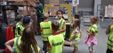 Sommerferienaktionen unter dem Motto „Hinter die Kulissen schauen“ in Pfungstadt und Umgebung Kinder besuchen das Versandhandelszentrum (VHZ) Kaiser + Kraft Pfungstadt / TAKKT