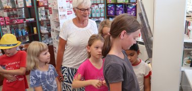 Sommerferienaktionen unter dem Motto „Hinter die Kulissen schauen“ in Pfungstadt und Umgebung Kinder besuchen Brunnen Apotheke Eschollbrücken
