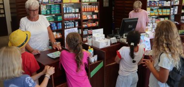 Sommerferienaktionen unter dem Motto „Hinter die Kulissen schauen“ in Pfungstadt und Umgebung Kinder besuchen Brunnen Apotheke Eschollbrücken